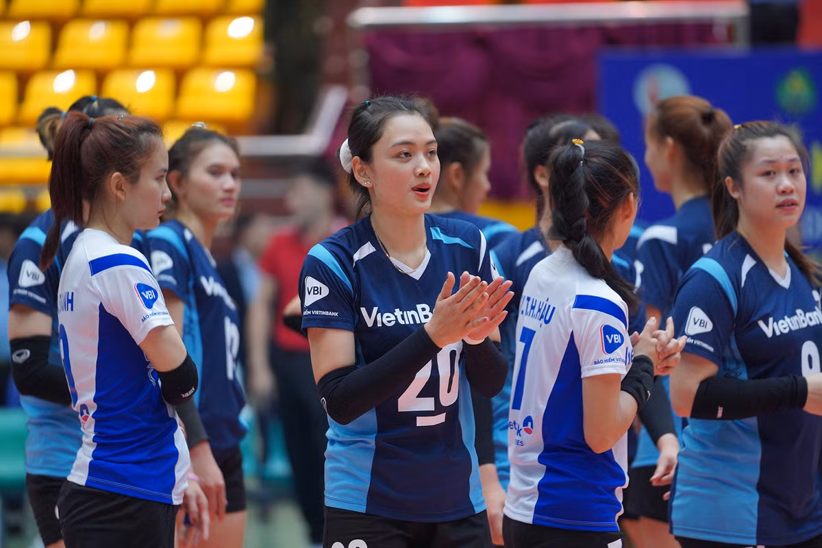 Chứng kiến màn tỏa sáng của Aimi Tsuzuki, Thu Hoài cũng phải dành cho đối thủ những tràng pháo tay khen ngợi.