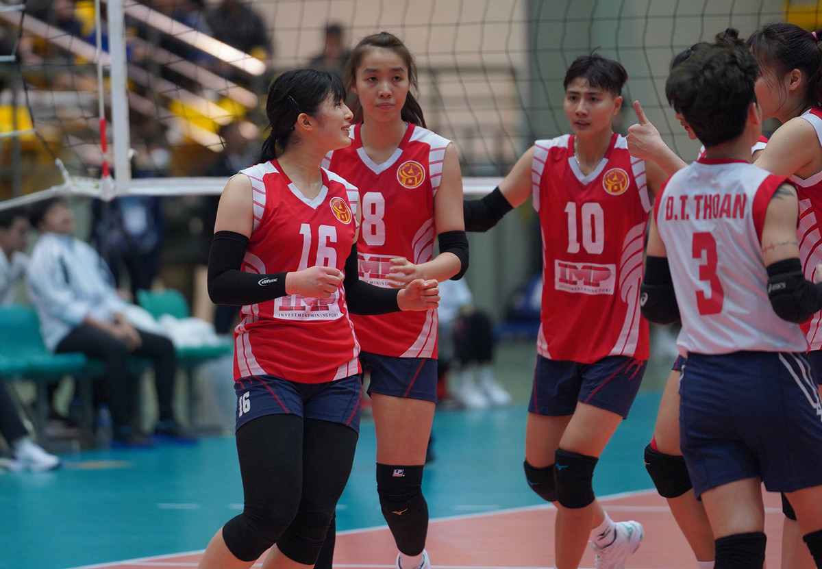 Ngoài chuyên môn cao, Aimi Tsuzuki còn thi đấu lăn xả trên sân.