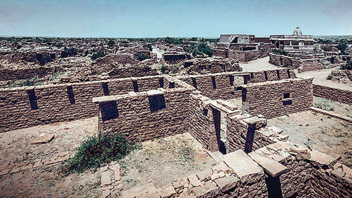 Do vậy, dân làng Kuldhara lo sợ lời nguyền trên sẽ ứng nghiệm nên chuyển nhà đến nơi khác sinh sống.