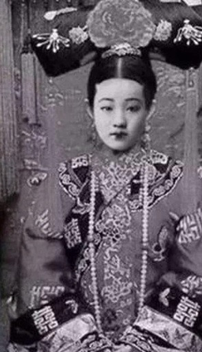 Nhờ đó, Tứ Cách Cách được Lão Phật Gia cưng chiều, thường chụp ảnh cùng với mỹ nhân này. Tuy nhiên, việc được Từ Hi Thái hậu yêu quý khiến con gái Hòa Thạc Khánh Thân vương có cuộc sống không mấy vui vẻ.