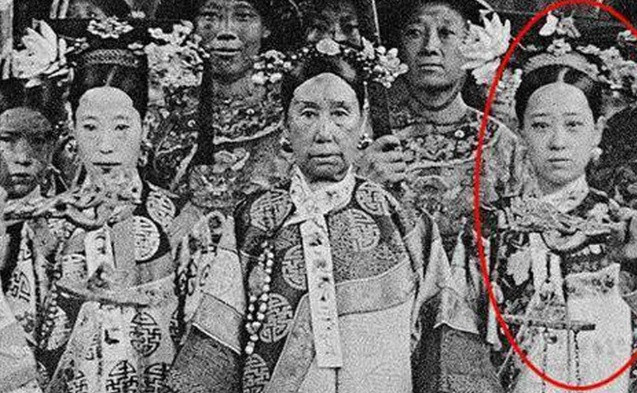 Về sau, Hòa Thạc Khánh Thân vương đưa con gái là Tứ Cách Cách vào cung để hầu hạ Từ Hi Thái hậu. Với xuất thân trong gia đình quyền quý, Tứ Cách Cách thông minh, xinh đẹp, khéo léo và hoạt bát. Do vậy, mỹ nhân này giúp Lão Phật Gia vui vẻ hơn khi ở bên hầu hạ.