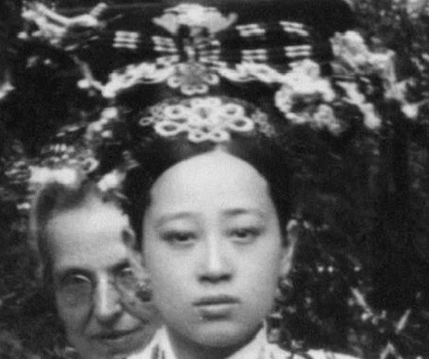 Thế nhưng, sau khi kết hôn, Tứ Cách Cách cứ vài ngày lại bị Từ Hi Thái hậu gọi vào cung trò chuyện, vui đùa. Mỗi lần vào cung, Tứ Cách Cách ở đó nhiều ngày. Khi nào Từ Hi Thái hậu vui vẻ thì mỹ nhân này mới có thể xuất cung trở về đoàn tụ với chồng.