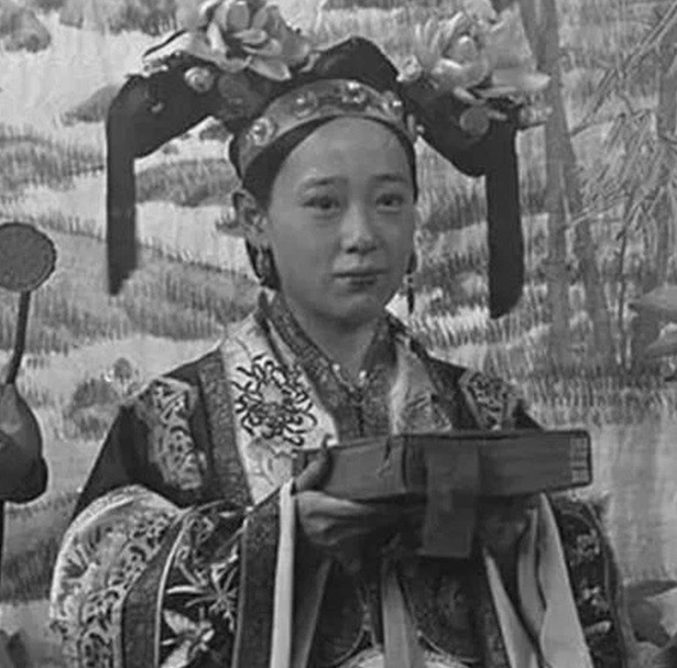 Bởi lẽ, khi đến tuổi kết hôn, Tứ Cách Cách được sắp xếp hôn sự với con trai thứ 9 của Dụ Lộc. Dù là cuộc hôn nhân sắp đặt nhưng tình cảm vợ chồng của Tứ Cách Cách rất tốt.