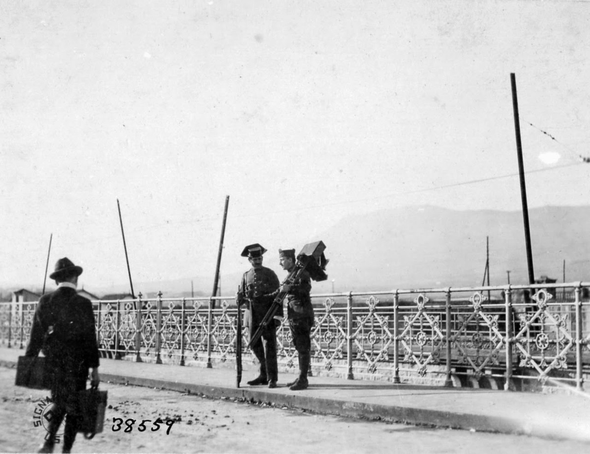 Một nhiếp ảnh gia trò chuyện với một sĩ quan Tây Ban Nha tại Hendaye, Basses Pyrennes, Pháp. Thế chiến 1 là một trong những cuộc chiến tranh lớn với sự tham gia của hàng chục nước châu Âu khiến hàng chục triệu người thương vong.