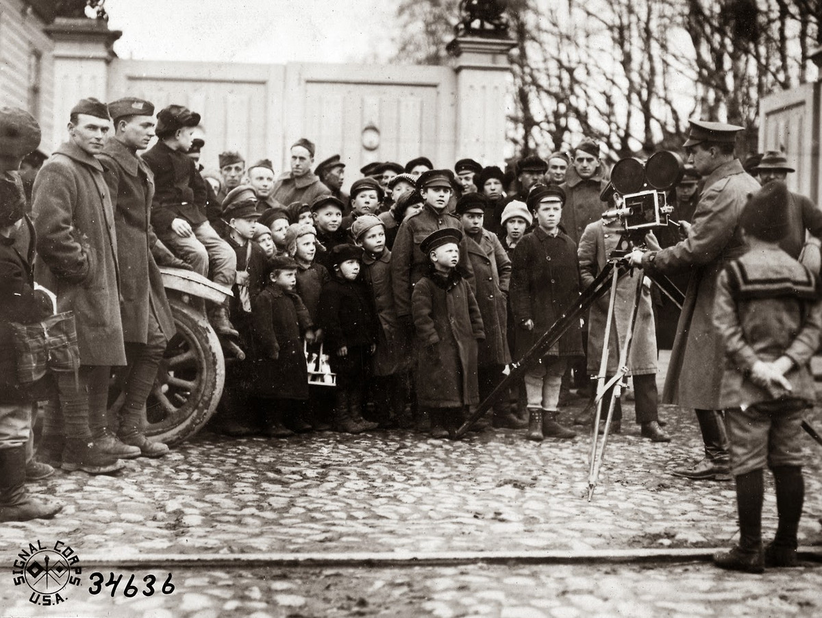 Một nhiếp ảnh gia quân sự chụp ảnh cho những đứa trẻ trong thời gian làm nhiệm vụ ở Nga.