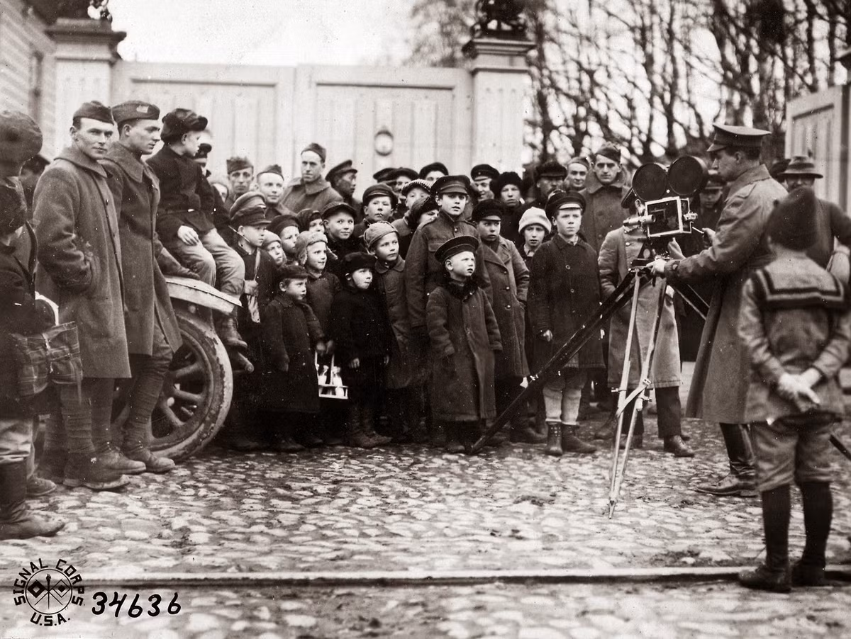 Một nhiếp ảnh gia quân sự chụp ảnh cho những đứa trẻ trong thời gian làm nhiệm vụ ở Nga.