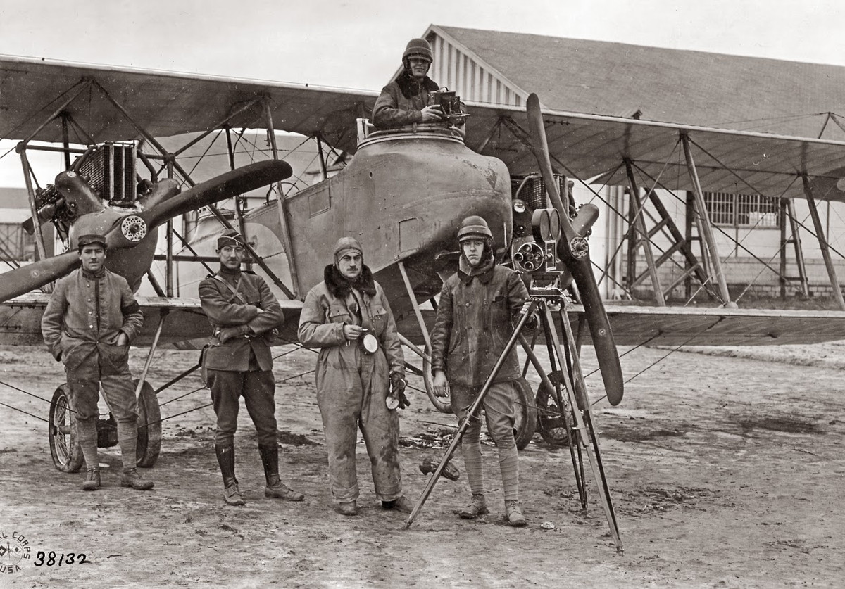 Cận cảnh một máy bay 2 tầng cánh được sử dụng trong Chiến tranh thế giới 1.