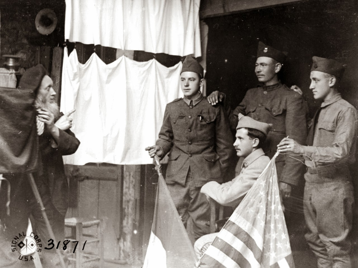 Nhiếp ảnh gia người chụp ảnh cho binh sĩ Pháp và Mỹ.