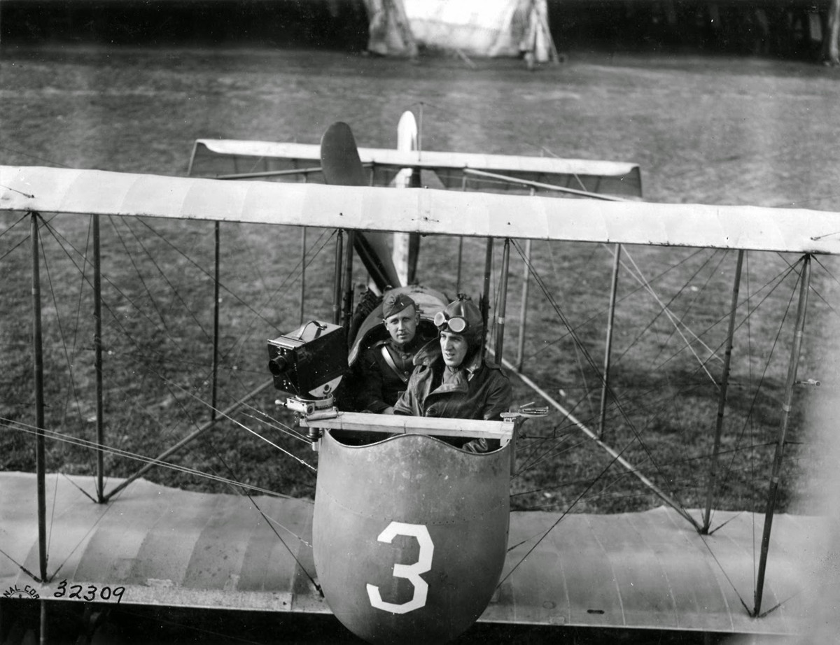 Trong Thế chiến 1, máy bay được nhiều nước sử dụng trong các cuộc không chiến.