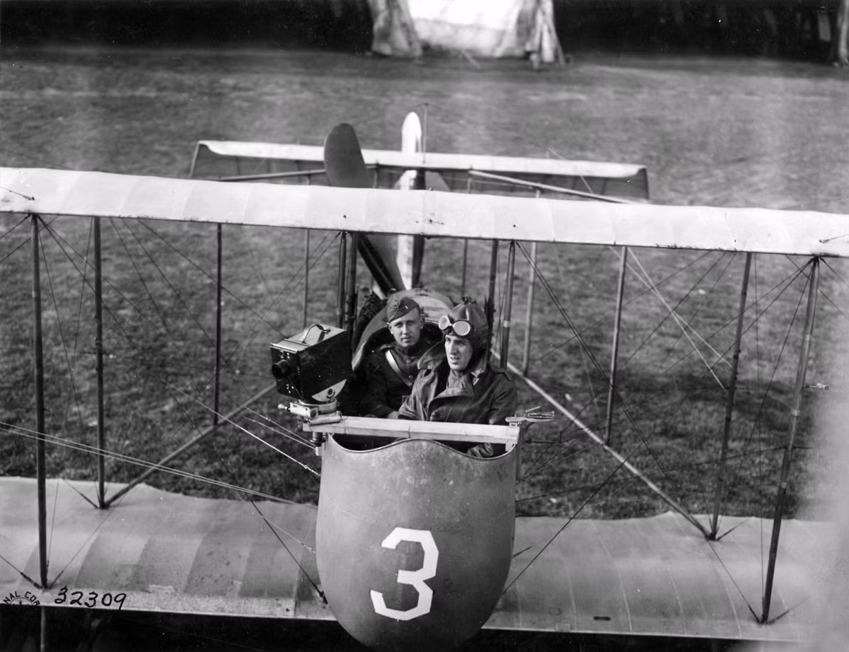 Trong Thế chiến 1, máy bay được nhiều nước sử dụng trong các cuộc không chiến.