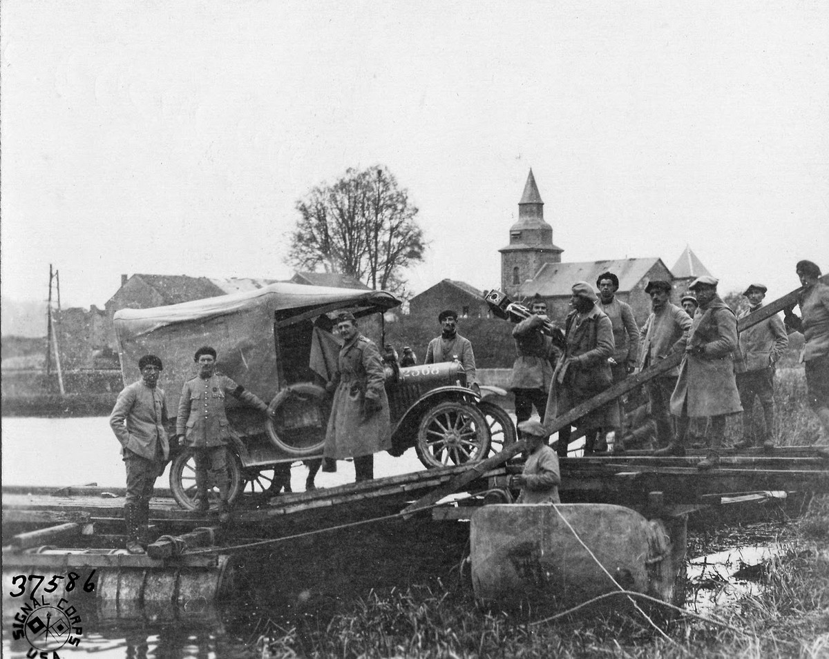 Một nhóm binh sĩ cùng chuẩn bị xuống phà tại Devant, Mouzon, Ardennes, Pháp trong Thế chiến 1.