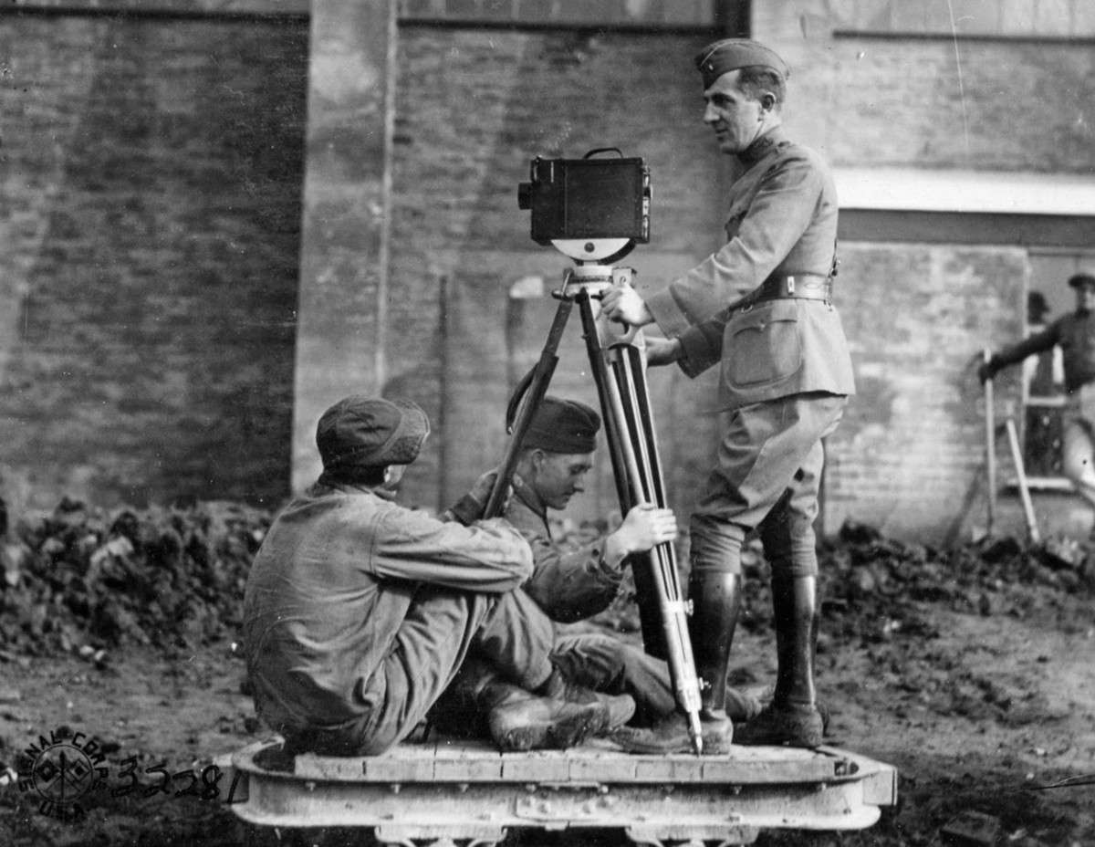 Trong thời gian nghỉ ngơi, binh sĩ kiểm tra, sửa chữa các thiết bị, vũ khí...