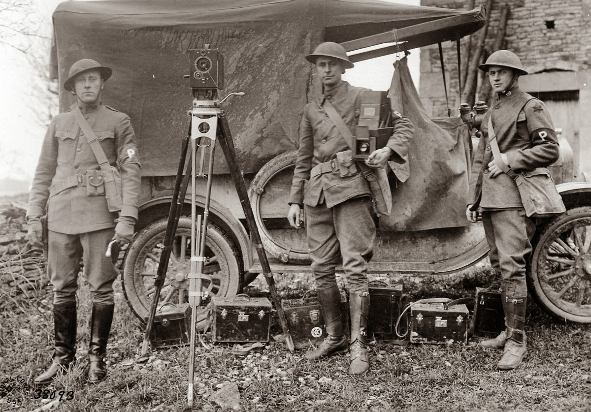 Một nhóm binh sĩ mang theo quân tư trang làm nhiệm vụ trên chiến trường Thế chiến 1 cam go, ác liệt.