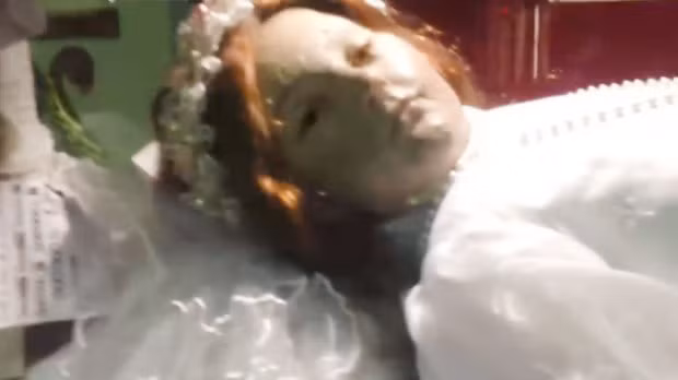 Vị khách trên bất ngờ khi để camera quay cận gương mặt xác ướp Santa Innocence đang được đặt trong quan tài thủy tinh thì thấy đôi mắt khẽ mở một chút rồi nhanh chóng nhắm lại.