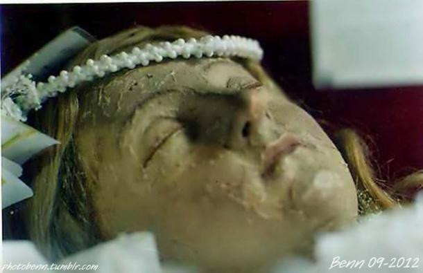 Dân làng thương xót số phận của Santa Innocence nên đã đưa thi thể bà đến nhà thờ rồi ướp xác, bảo quản tại đây. Về sau, bà được phong làm thánh và được mọi người tôn kính, coi là biểu tượng của lòng trung thành với Chúa.