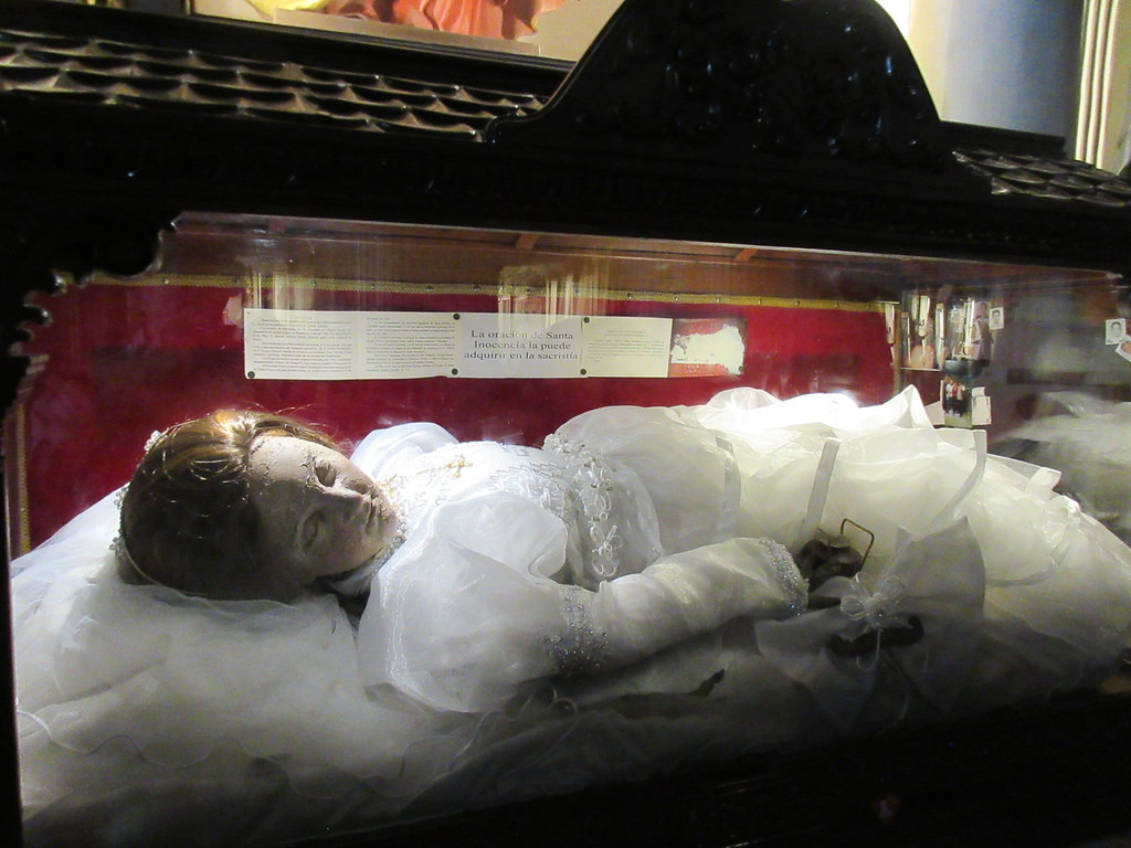 Trong suốt nhiều năm, người dân địa phương lưu truyền nhiều câu chuyện khác nhau kể về cái chết của Santa Innocence.