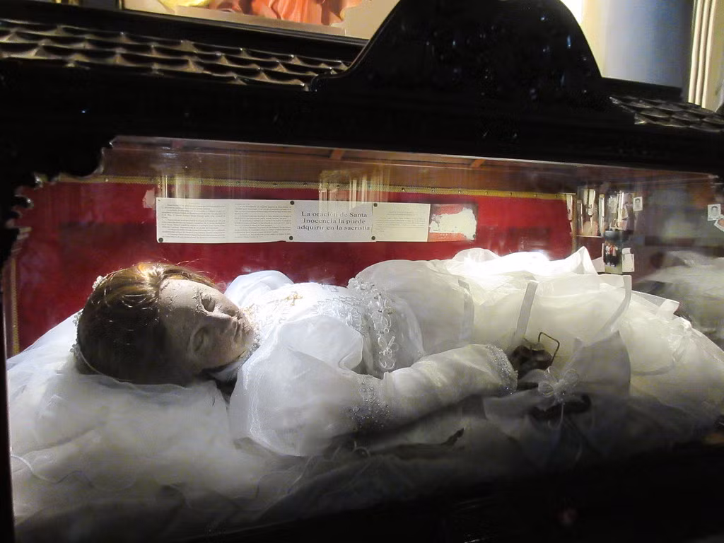 Trong suốt nhiều năm, người dân địa phương lưu truyền nhiều câu chuyện khác nhau kể về cái chết của Santa Innocence.