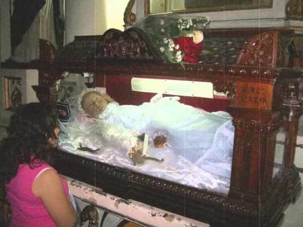 Bất chấp sự phản đối của cha, Santa Innocence bí mật đến nhà thờ. Chuyện này cuối cùng bị người cha phát hiện. Trong lúc tức giận, người cha đâm chết con gái.