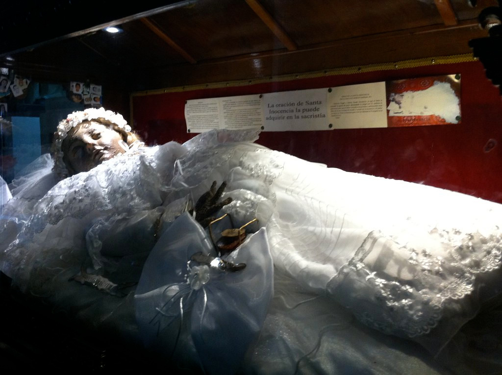 Nhiều câu chuyên có điểm chung là Santa Innocence có tấm lòng thành kính với Chúa. Vào một ngày, Santa Innocence muốn đi lễ nhà thờ cùng với bạn bè cùng lớp nhưng bị cha phản đối.