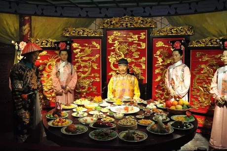 Được thiết kế và xây dựng từ năm 1406 - 1424, Tử Cấm Thành ở Bắc Kinh, Trung Quốc là nơi ở của 24 vị vua dưới thời nhà Minh và nhà Thanh. Cung điện hoàng gia này rộng 720.000 m2 và có 9.999 gian phòng.