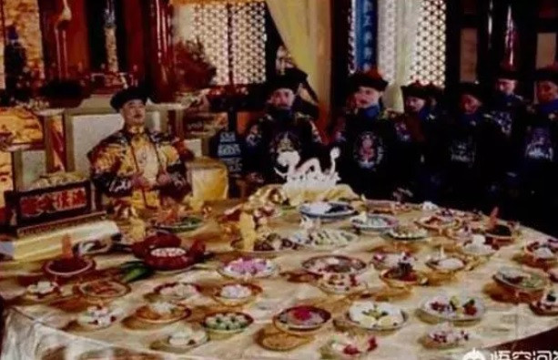 Bên trong Tử Cấm Thành có nhiều thiện phòng (tức nhà bếp) nằm rải rác khắp cung điện để phục vụ nhà vua và hậu cung.