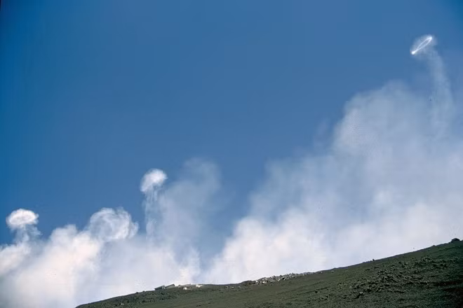 Tuy nhiên, hiện các chuyên gia không rõ chính xác điều gì đang xảy ra bên trong một ngọn núi lửa để có thể tạo ra những vòng khói tròn như chiếc nhẫn. Thêm nữa, không phải phía trên miệng núi lửa nào cũng có thể tạo ra những chiếc vòng kỳ lạ như vậy.