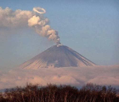 Nhà nghiên cứu Simona lý giải những vòng khói tròn như chiếc nhẫn xuất hiện phía trên miệng núi lửa phần lớn được tạo thành khí ngưng tụ, chủ yếu là hơi nước và được đẩy ra từ miệng núi lửa. Những yếu tố thoát ra khỏi miệng núi lửa thường di chuyển chậm lại khi chúng đối diện với bề mặt khiến khí tự bốc lên.