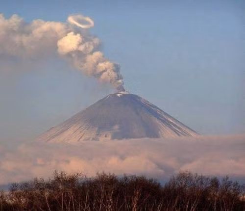 Nhà nghiên cứu Simona lý giải những vòng khói tròn như chiếc nhẫn xuất hiện phía trên miệng núi lửa phần lớn được tạo thành khí ngưng tụ, chủ yếu là hơi nước và được đẩy ra từ miệng núi lửa. Những yếu tố thoát ra khỏi miệng núi lửa thường di chuyển chậm lại khi chúng đối diện với bề mặt khiến khí tự bốc lên.
