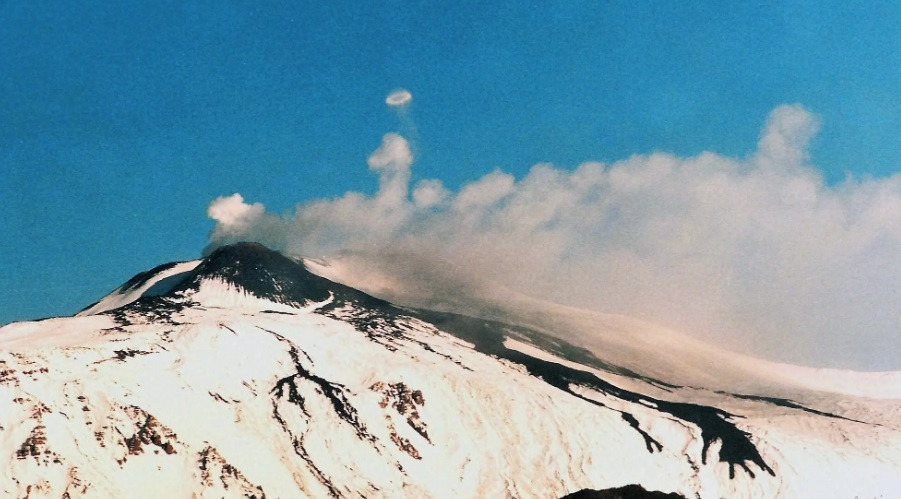 Theo nhóm nghiên cứu, những vòng khói tròn như chiếc nhẫn xuất hiện phía trên miệng núi lửa được tạo ra chủ yếu từ hơi nước chứ không phải từ khói như nhiều người vẫn nghĩ.