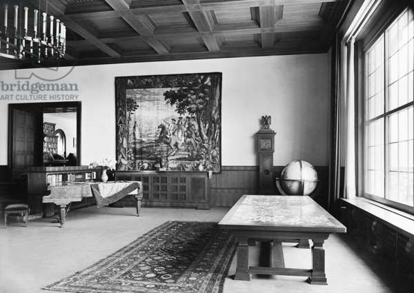 Hitler theo đuổi giấc mơ trở thành họa sĩ trong vài năm và từng kiếm sống bằng cách vẽ bưu thiếp để kiếm sống khi ở Vienna, Áo từ năm 1908 - 1913.