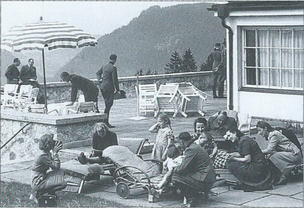 Không những vậy, Hitler còn bày trí một số bức tranh do y vẽ trong căn biệt thự này.