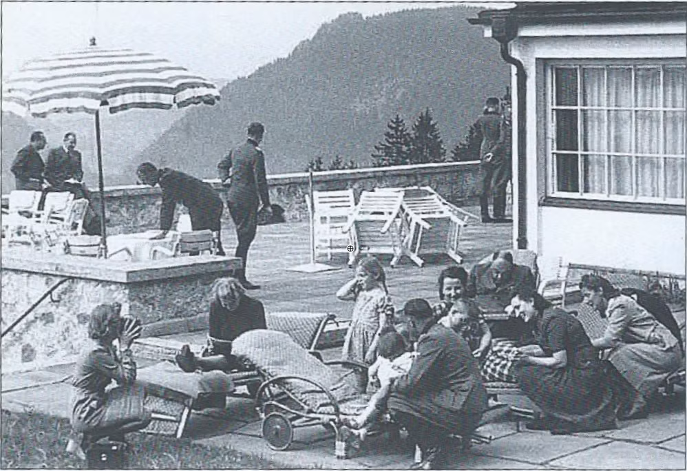 Không những vậy, Hitler còn bày trí một số bức tranh do y vẽ trong căn biệt thự này.