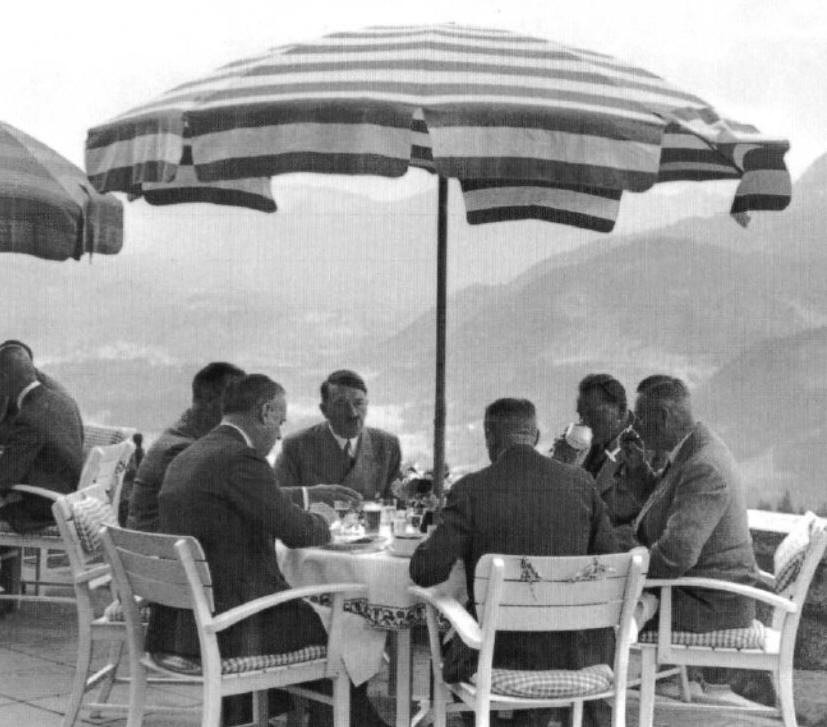 Hitler cũng đích thân trang trí, lựa chọn đồ nội thất bên trong biệt thự Berghof.