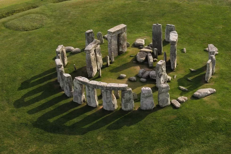 Nhóm 5 du khách đã dựng lều, cắm trại rồi đốt lửa, mở tiệc vào tối hôm đó. Họ ăn uống, ca hát vui vẻ.