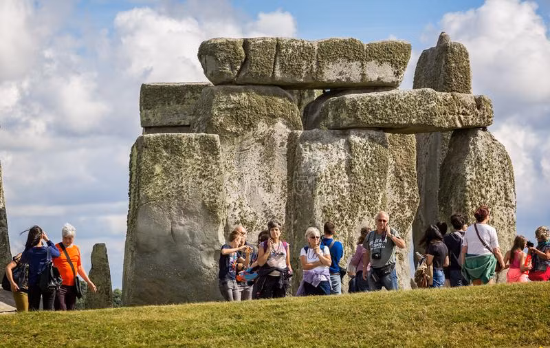 Tuy nhiên, ngay sau đó, 2 nhân chứng nghe thấy những tiếng la hét chói tai đến từ chỗ 5 thanh niên cắm trại. Lo lắng có chuyện không hay xảy ra với những người đó nên 2 nhân chứng vội vã chạy đến.