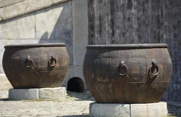 Nắm quyền phụ trách công việc đúc lu, Hòa Thân đã nảy ra ý tưởng kiếm được khoản tiền lớn bằng việc đúc lu bằng đồng thau rồi sau đó mạ vàng ở lớp ngoài. Nhờ vậy, tham quan này đút túi riêng rất nhiều tiền và càng trở nên giàu có hơn.