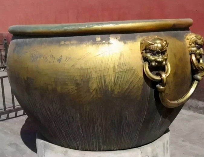 Số lu này được vua Càn Long cho đúc nhằm thể hiện sự giàu có của nhà Thanh. Đồng thời, những chiếc lu này được đặt trong cung để đựng nước. Chúng được dùng để dập lửa khi xảy ra hỏa hoạn.