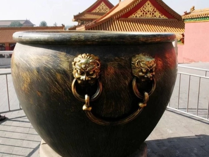 Thực tế, chúng là những chiếc lu đồng mạ vàng. Do vậy, binh sĩ liên quân 8 nước đã cạo sạch lớp vàng được mạ bên ngoài số lu trên.