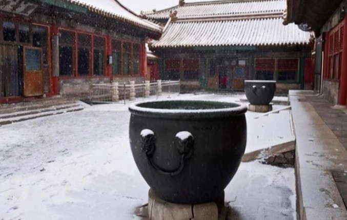 Điều này vô tình vạch trần thủ đoạn tham ô của Hòa Thân. Bởi lẽ, trong thời gian trị vì, hoàng đế Càn Long đã hạ lệnh đúc 22 chiếc lu lớn bằng vàng đặt trong Tử Cấm Thành.