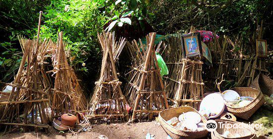 Sở dĩ như vậy là vì ngay gần khu vực mai táng là cây có kích thước to lớn được dân làng Teruyan gọi là "cây thần". Người dân ở đây tin rằng, "cây thần" giúp bảo vệ linh hồn người quá cố để họ được yên nghỉ.