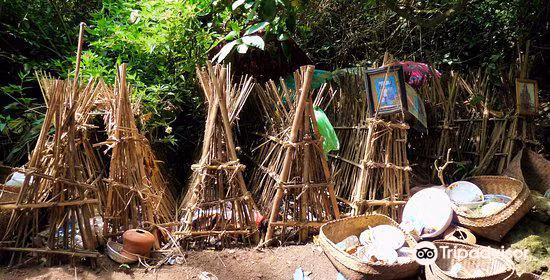 Sở dĩ như vậy là vì ngay gần khu vực mai táng là cây có kích thước to lớn được dân làng Teruyan gọi là "cây thần". Người dân ở đây tin rằng, "cây thần" giúp bảo vệ linh hồn người quá cố để họ được yên nghỉ.