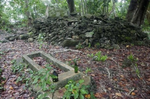 Trong đó, người Melanesia sống trên quần đảo Solomon không có truyền thống chôn cất người quá cố. Trên thực tế, họ sẽ đưa thi thể người quá cố tới nơi hoang vắng trên đảo rồi để lại đó cho đàn kiến giúp phân hủy tử thi.