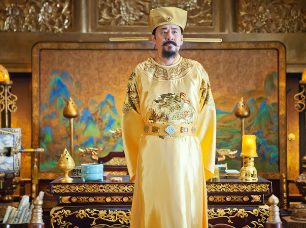 Sự trùng hợp tiếp theo xảy ra dưới thời nhà Tổng. Triệu Khuông Dận - một vị tướng của triều đại Hậu Chu đã từng bước thâu tóm quyền lực trong bối cảnh hoàng đế khi ấy là Hậu Chu Cung đế Sài Tông Huấn chỉ 7 tuổi, không đủ khả năng xử lý chính sự. Nhờ vậy, Triệu Khuông Dận ngày càng quyền lực trước khi lật đổ nhà Hậu Chu, thành lập nhà Bắc Tống và lên ngôi hoàng đế.