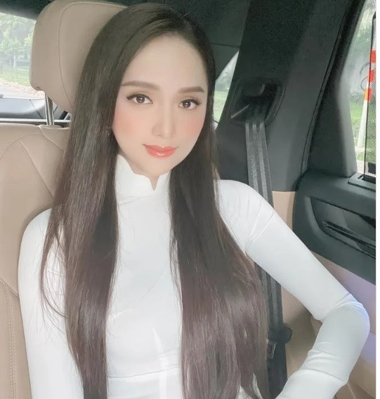 Huong Giang tu tin khoe mat moc tren song livestream-Hinh-3