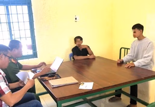 Nam sinh lop 10 dam doi thu tu vong vi benh vuc ban