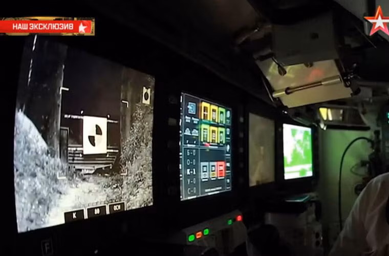 Bức ảnh ấn tượng khác cũng liên quan tới xe tăng Nga là việc nội thất siêu tăng T-14 Armata lần đầu lộ diện trong chương trình của TV Zvezda. Qua các hình ảnh được quay lại, có thể thấy buồng lái xe tăng T-14 Armata cực kỳ tiện nghi, trực quan, dễ sử dụng với 4 màn hình LCD cảm ứng cùng cần lái như tay cầm chơi game Play Station.