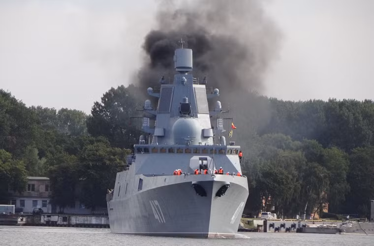 Còn đây cũng là hình ảnh “xấu” về vũ khí gây ấn tượng trong tuần qua – chiếc tàu hộ vệ tên lửa Project 22350 Đô Đốc Gorshkov xả khói đen mù mịt khi khởi hành ra biển. Điều này khiến không ít chuyên gia ái ngại cho khả năng tàng hình của con tàu.