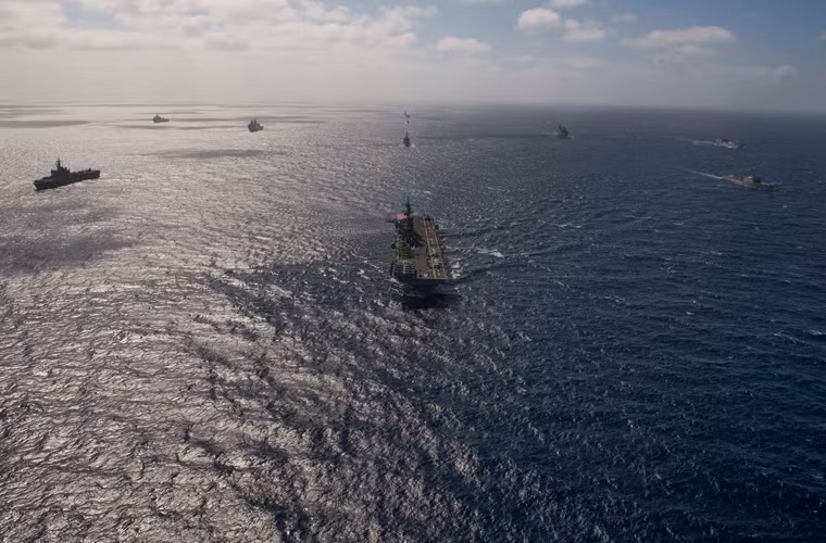 Đội hình tàu khu trục, tàu đổ bộ của Hải quân Mỹ - Nhật xếp đội hình diễu binh trên biển Thái Bình Dương hôm 4/9/2015 cũng được xem là bức ảnh quân sự đẹp trong tuần.