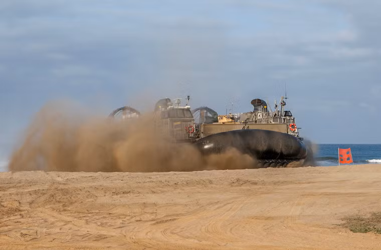 Tàu đổ bộ đệm khí LCAC của Hải quân Mỹ chồm lên bờ trong cuộc tập trận Dawn Blitz 2015.