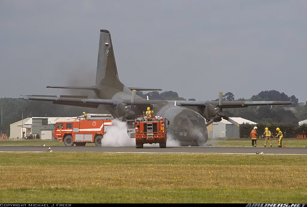 Chiếc G.222 của Không quân Tây Ban Nha húc đầu xuống đất sau cú hạ cánh thất bại, ảnh chụp ngày 20/7/2002.